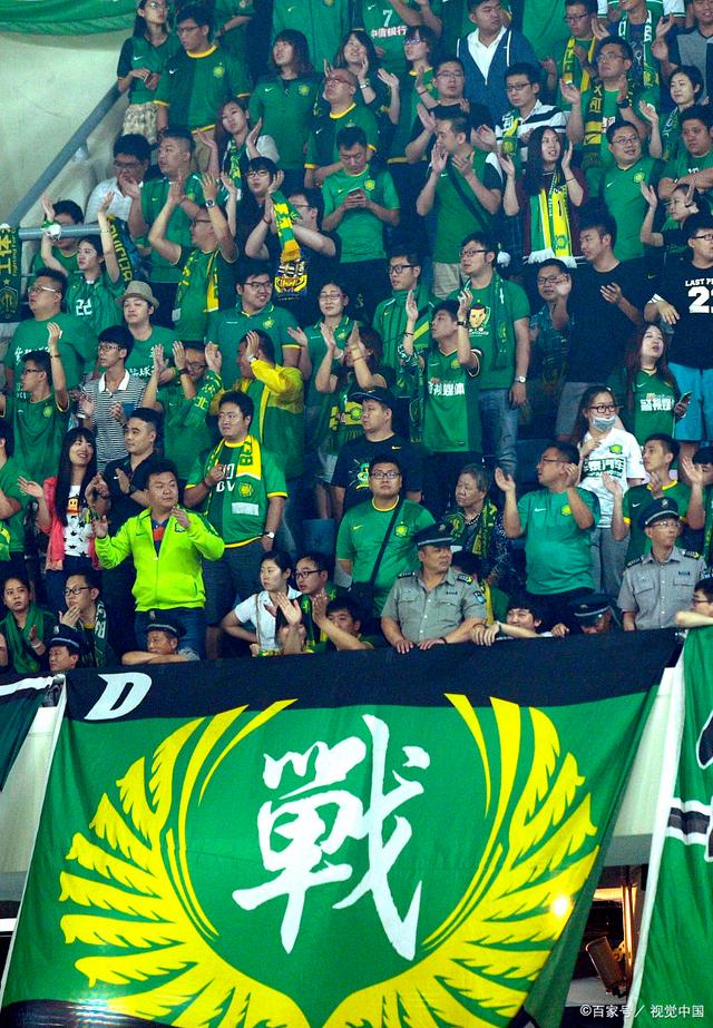 许多球迷和 许多球迷和